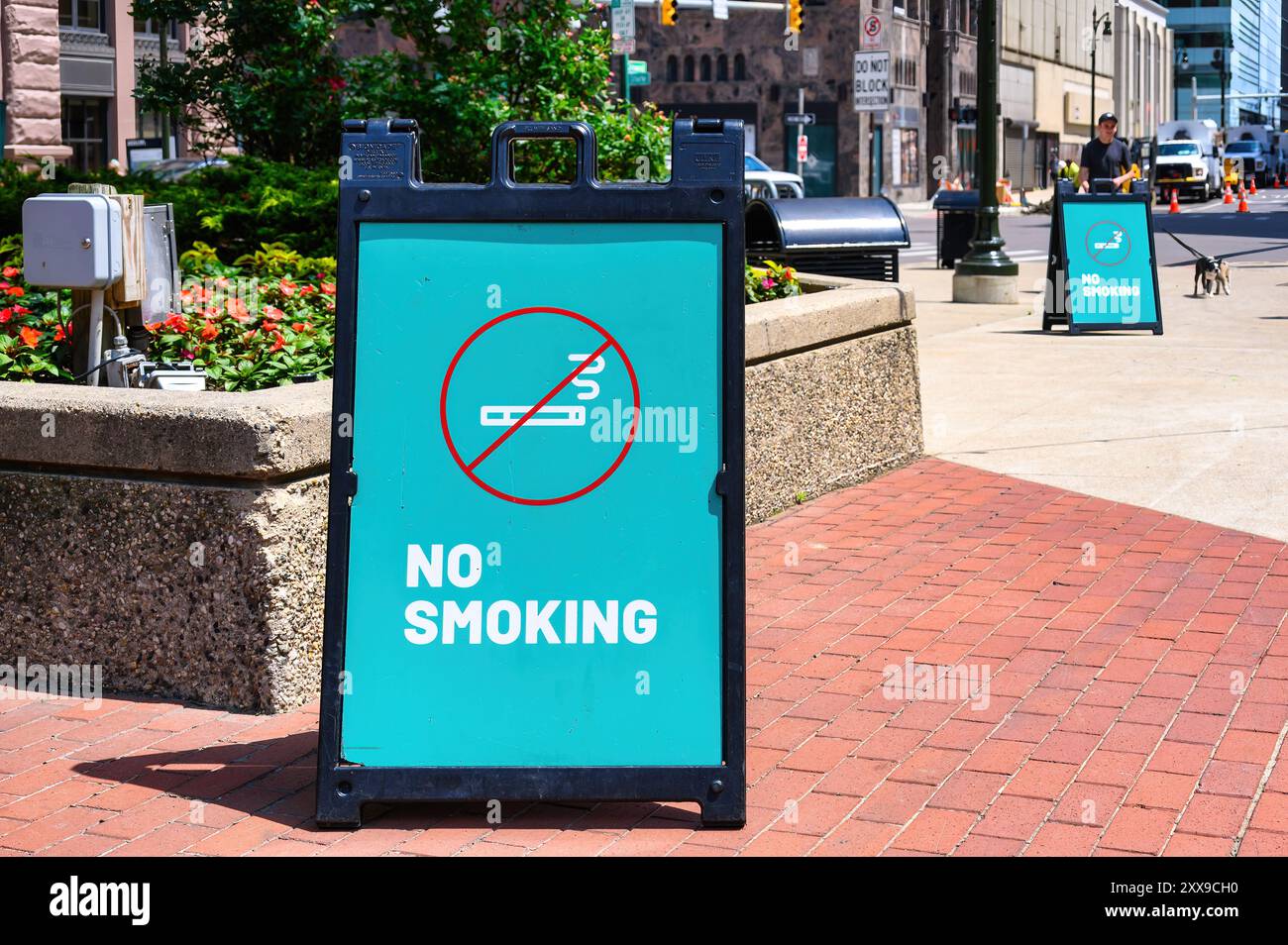 Detroit, États-Unis - 13 juin 2024 : signes de non-fumeur sur une place de la ville dans le quartier du centre-ville Banque D'Images