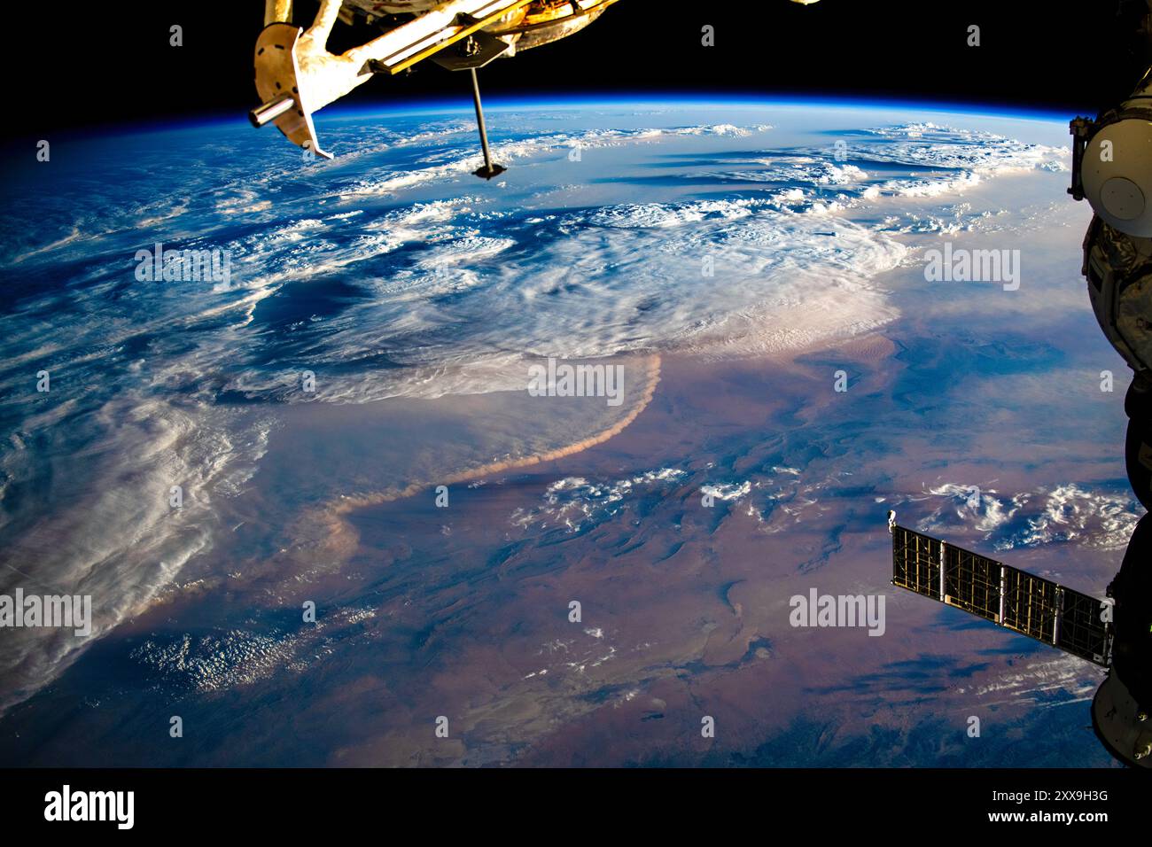 Nuages de couleurs différentes dans l'atmosphère de la planète Terre - amélioration numérique d'une image par la NASA. Banque D'Images