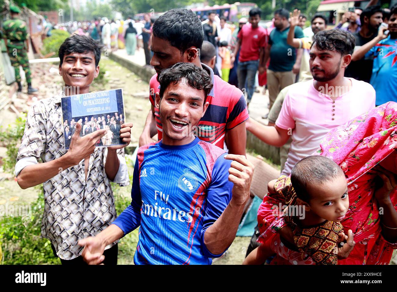 Le lendemain de la démission de Sheikh Hasina, les gens visitent Gono Bhaban, le résident de Hasina à Dhaka, Bangladesh, le 06 août 2024. Banque D'Images