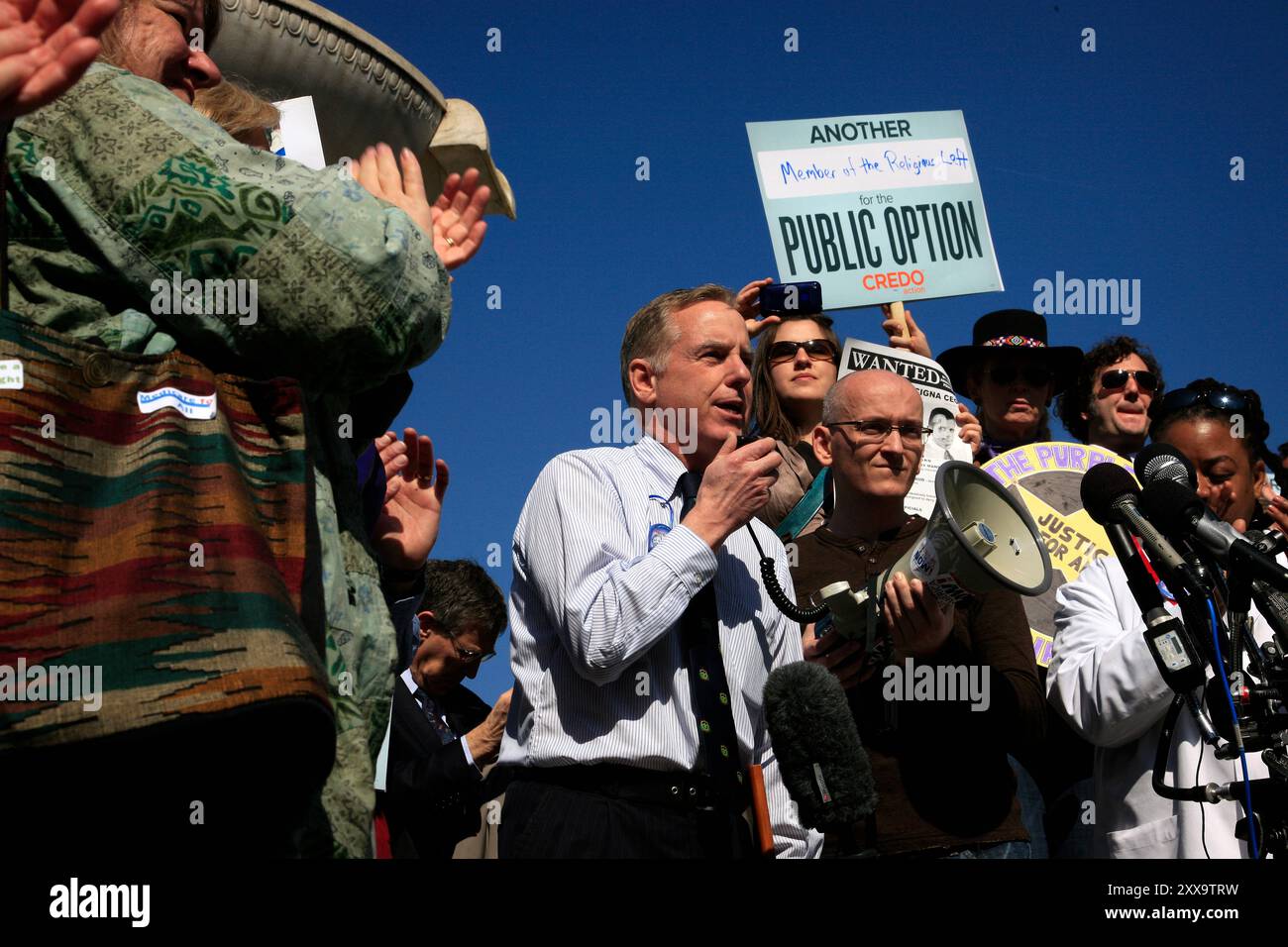 Les partisans du projet de loi sur les soins de santé se rassemblent à Washington et protestent devant le Ritz Carlton, où les compagnies d'assurance maladie étaient rassemblées pour leur réunion annuelle. Tidligere guvernør i Vermont, Howard Dean, kjemper pour å få framgang i helsereformen. Banque D'Images