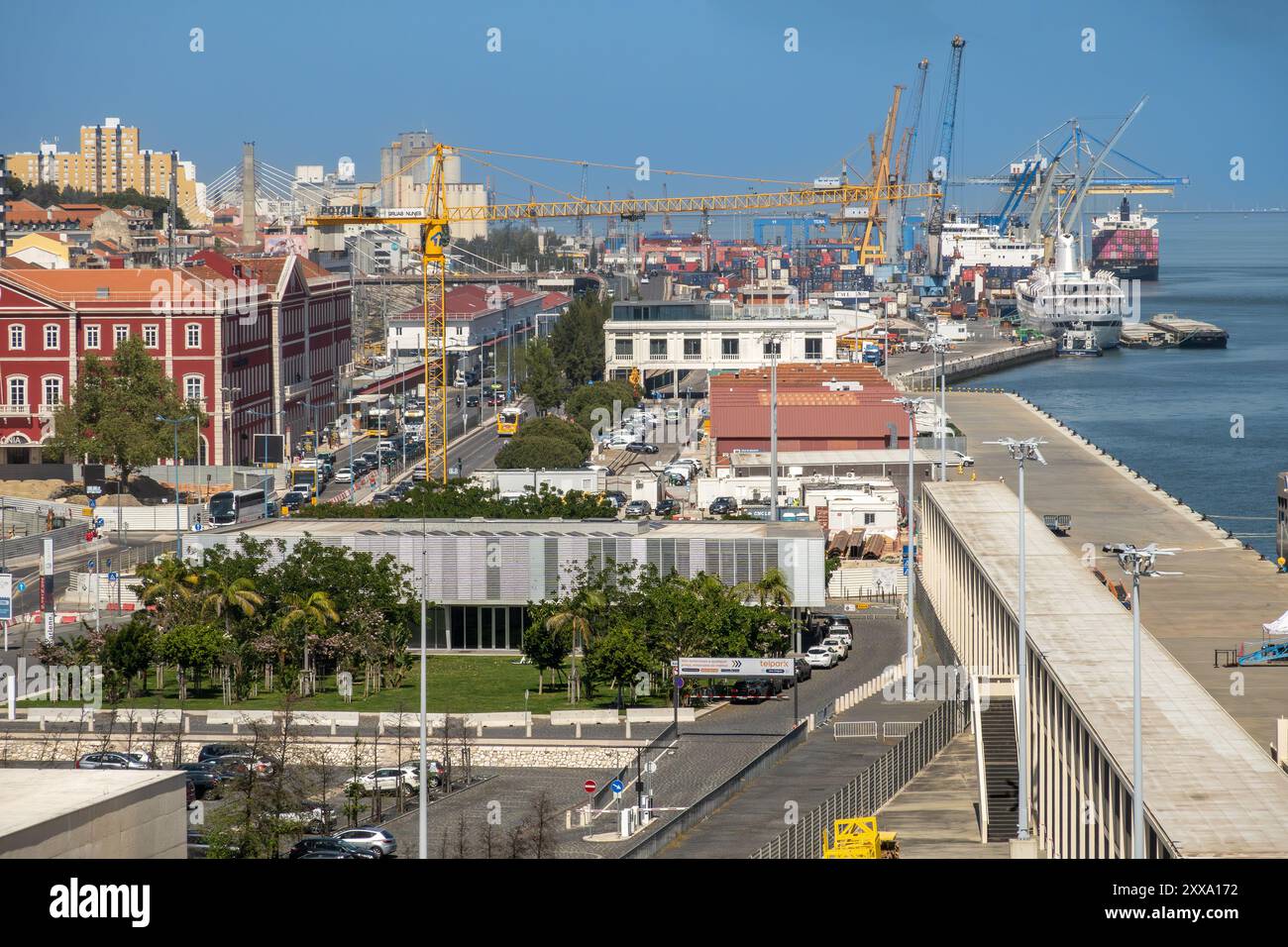 Navires en cours de déchargement au port à conteneurs de Lisbonne Portugal sur le Tage Banque D'Images