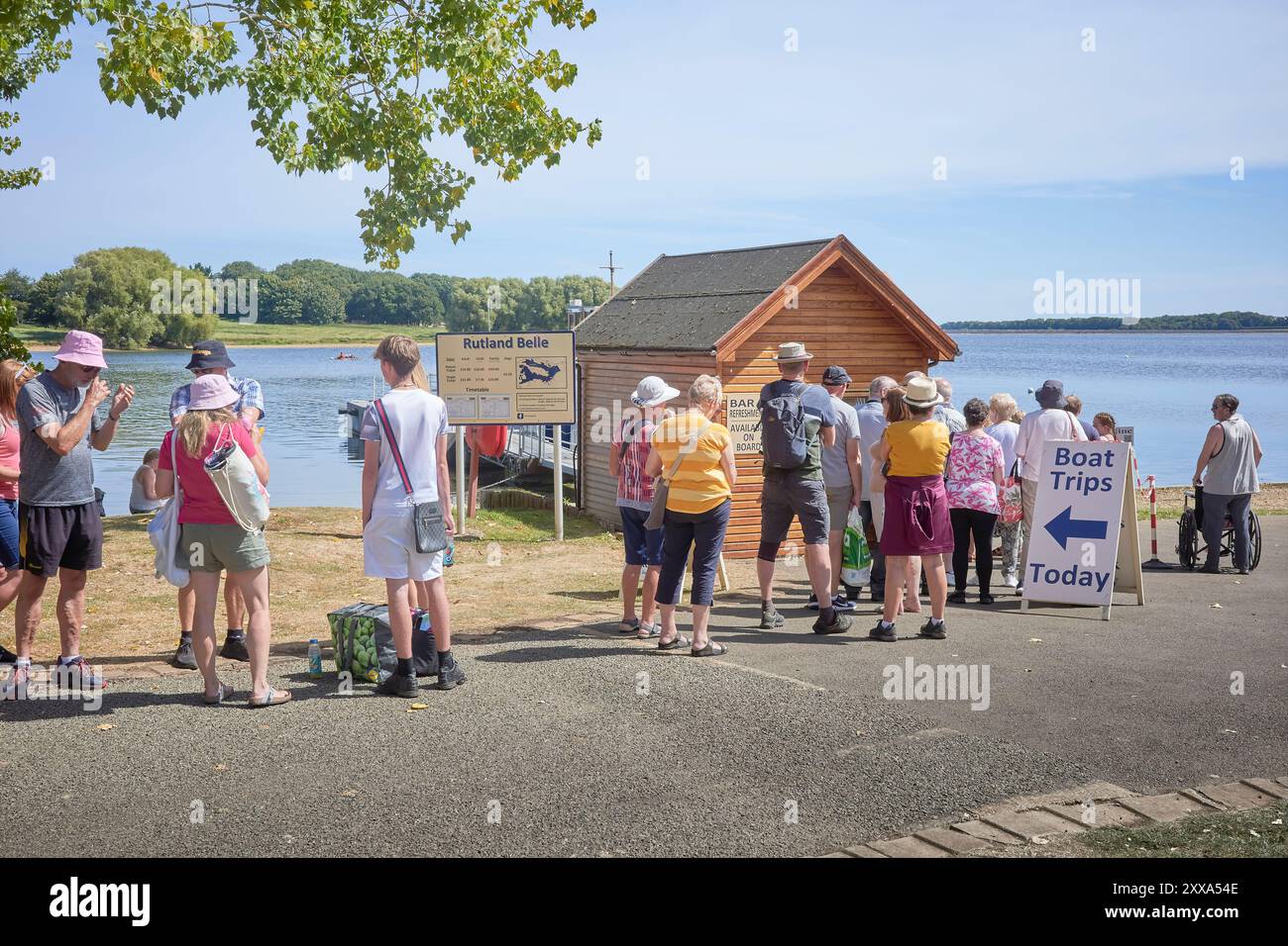 Une file d'attente ordonnée vous attend pour embarquer à bord du bateau de croisière Rutland belle pour un voyage autour du réservoir d'eau de Rutland, en Angleterre, un jour d'été. Banque D'Images