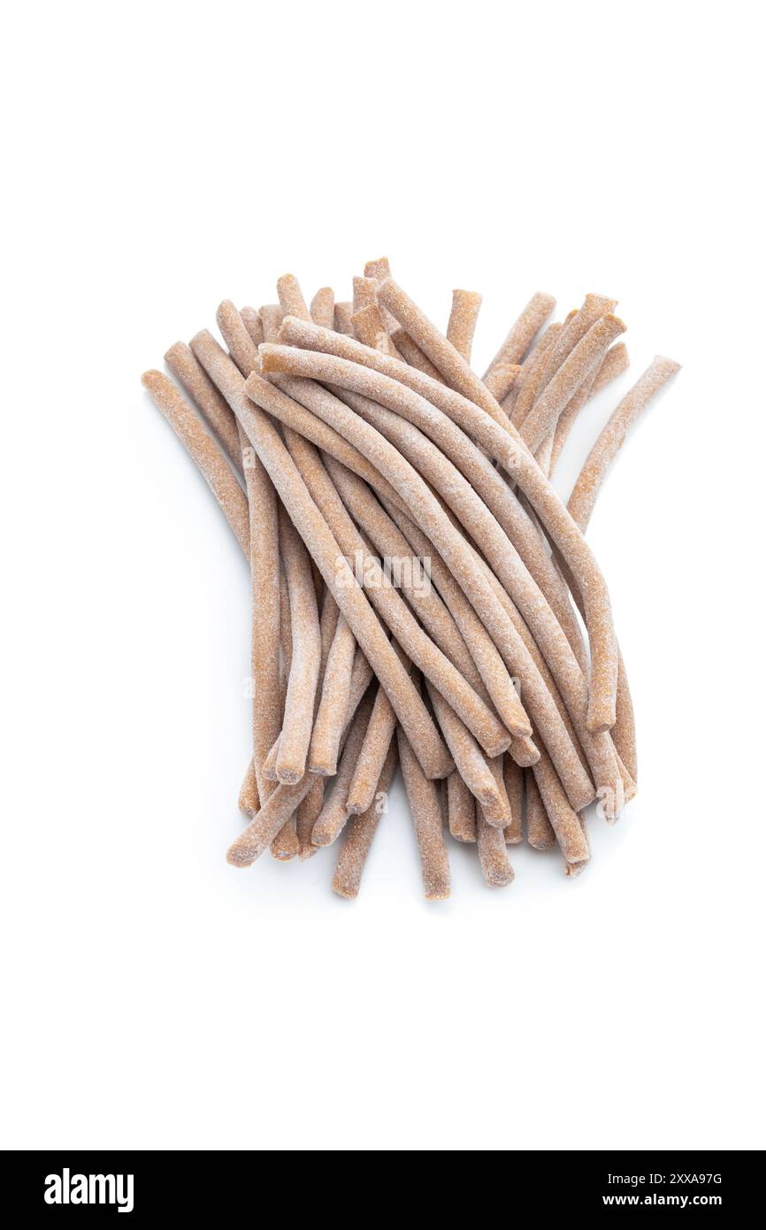 Bâtonnets gommeux sucrés avec saveur fruitée isolés sur fond blanc Banque D'Images