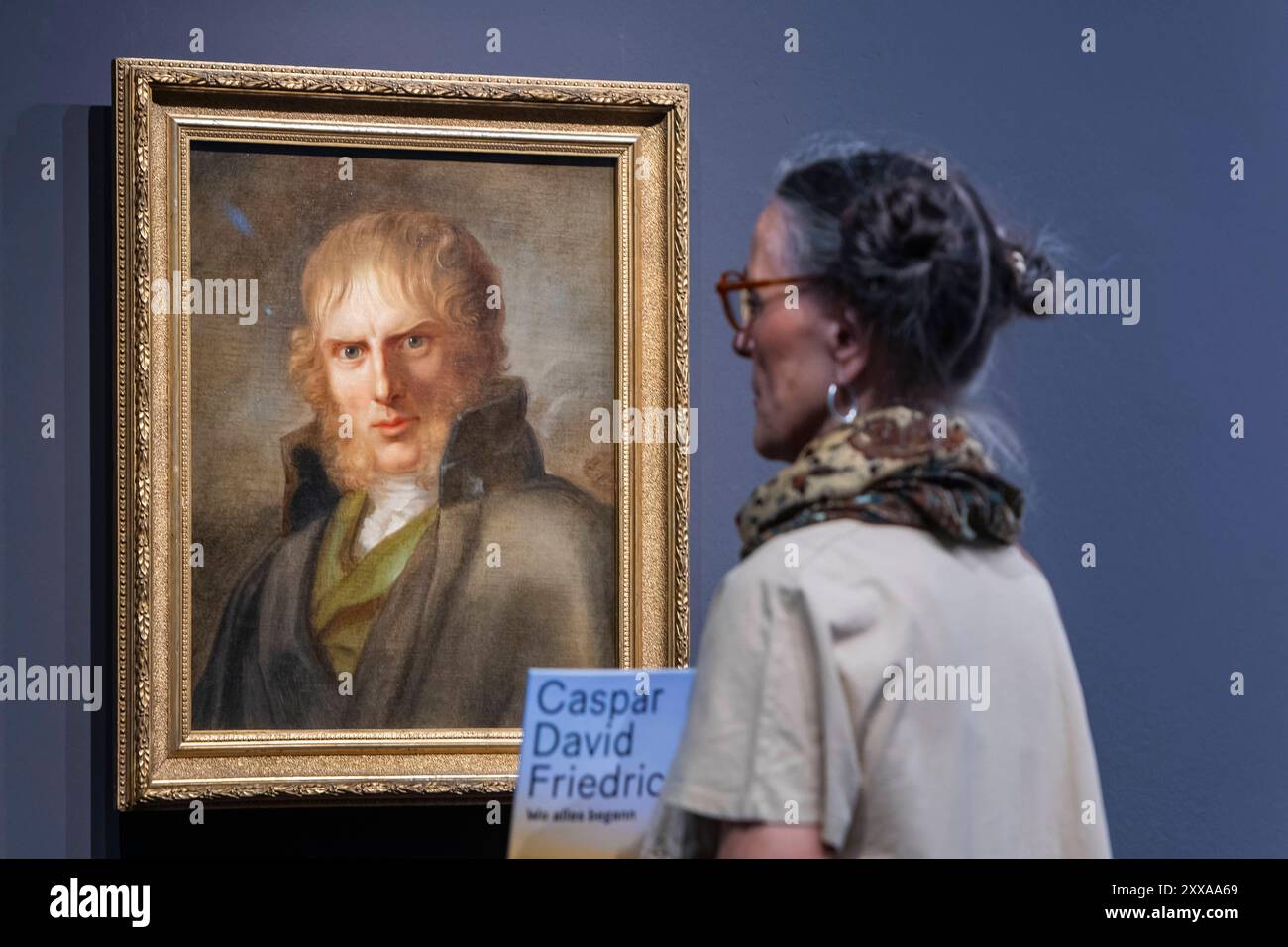 Caspar David Friedrich Ausstellung in Dresde Jubiläumsschau zu Caspar David Friedrich im Albertinum. Gerhard von Kügelgen Portrait Friedrich. Wenige Tage vor dem 250. Geburtstag von Caspar David Friedrich 1774-1840, eröffnen die Staatlichen Kunstsammlungen Dresden AM 24.8.24 eine Ausstellung mit zahlreichen Werken des Malers. IM Albertinum sind 47 Gemälde des Künstlers, SO wie zahlreicher Zeitgenossen zu sehen. Die Ausstellung steht unter dem Titel, Caspar David Friedrich. WO alles begann. Es wird mit einem großen Publikumfritesse gerechnet. Dresde Sachsen Deutschland *** Caspar David Frie Banque D'Images