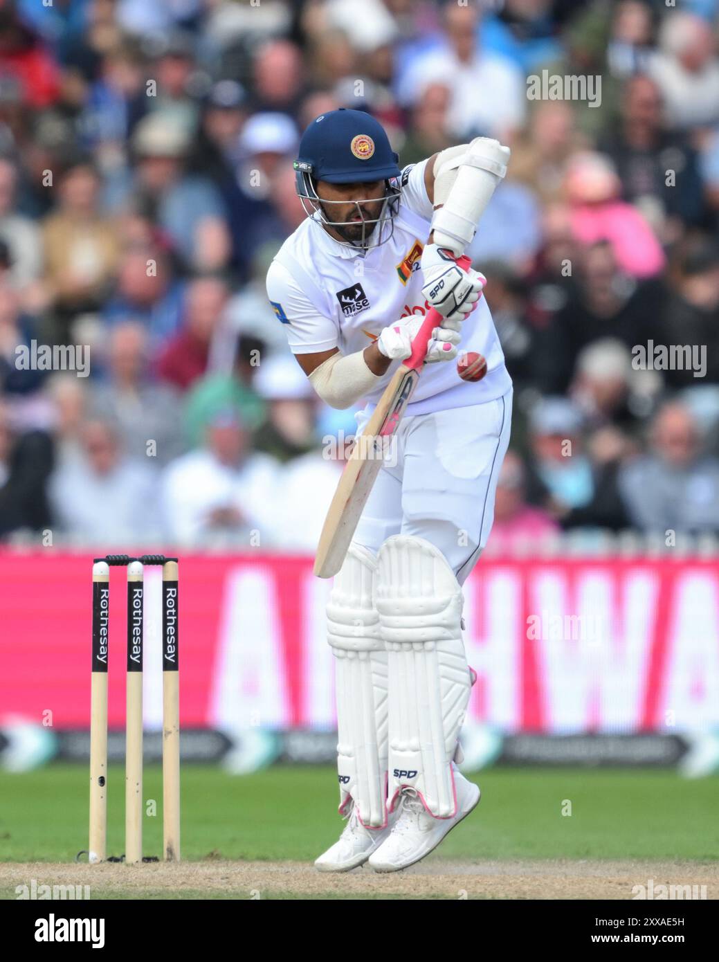 Dinesh Chandimal du Sri Lanka défend le ballon pendant le match Angleterre hommes - Sri Lanka 1er Rothesay test match jour 3 à Old Trafford, Manchester, Royaume-Uni, 23 août 2024 (photo par Craig Thomas/News images) Banque D'Images