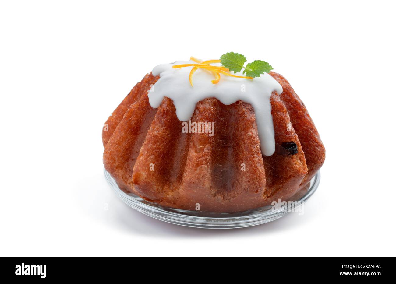 Gâteau au rhum avec des raisins secs isolé sur fond blanc Banque D'Images