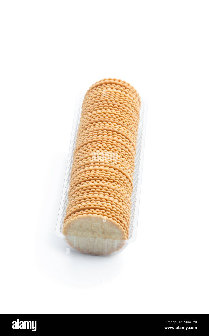 Biscuits fins craquelins dans un paquet plastique isolé sur blanc Banque D'Images