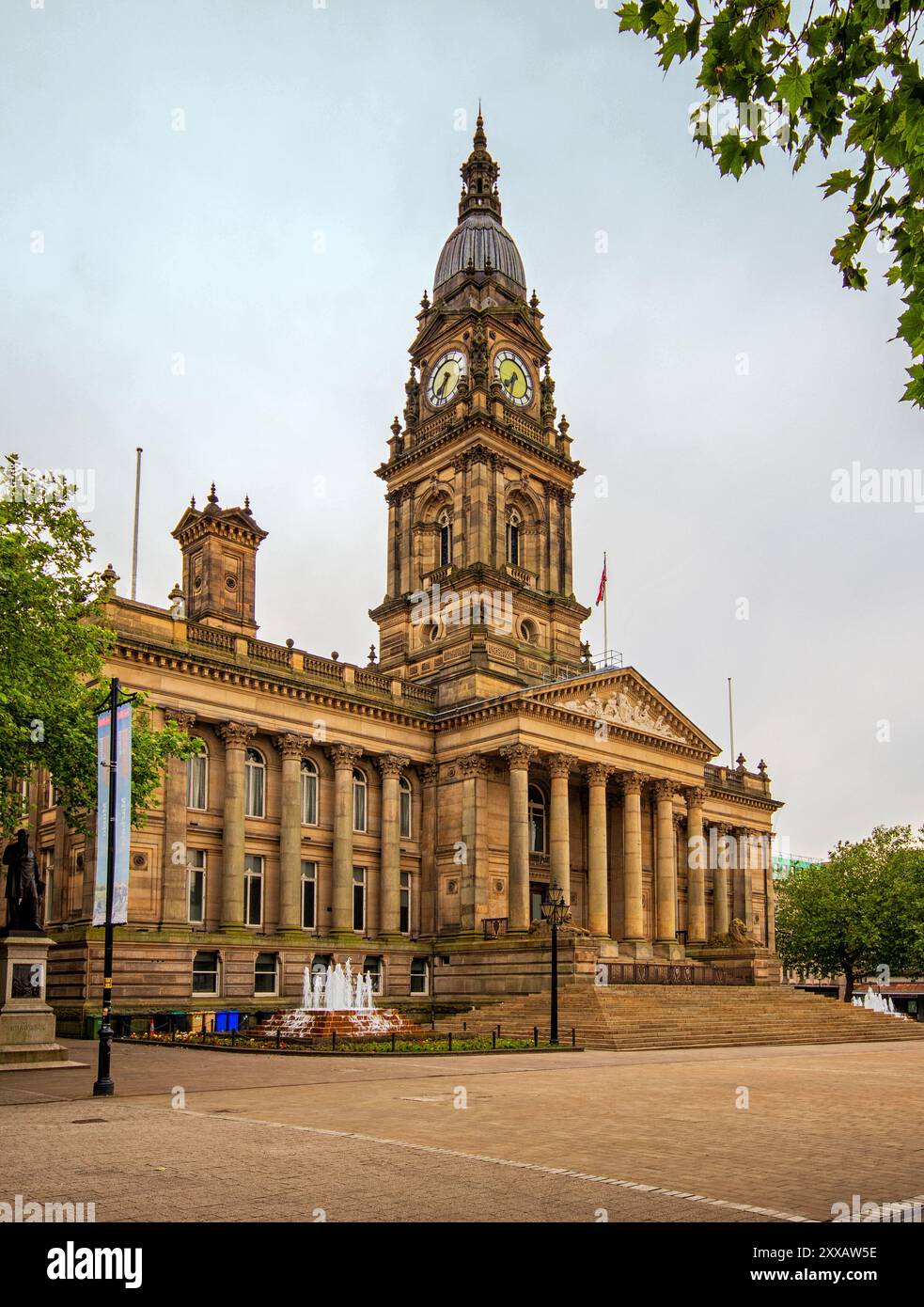 Hôtel de ville de Bolton, vu de dessous le feuillage surplombant et rendu en format portrait, avec espace de copie disponible Banque D'Images