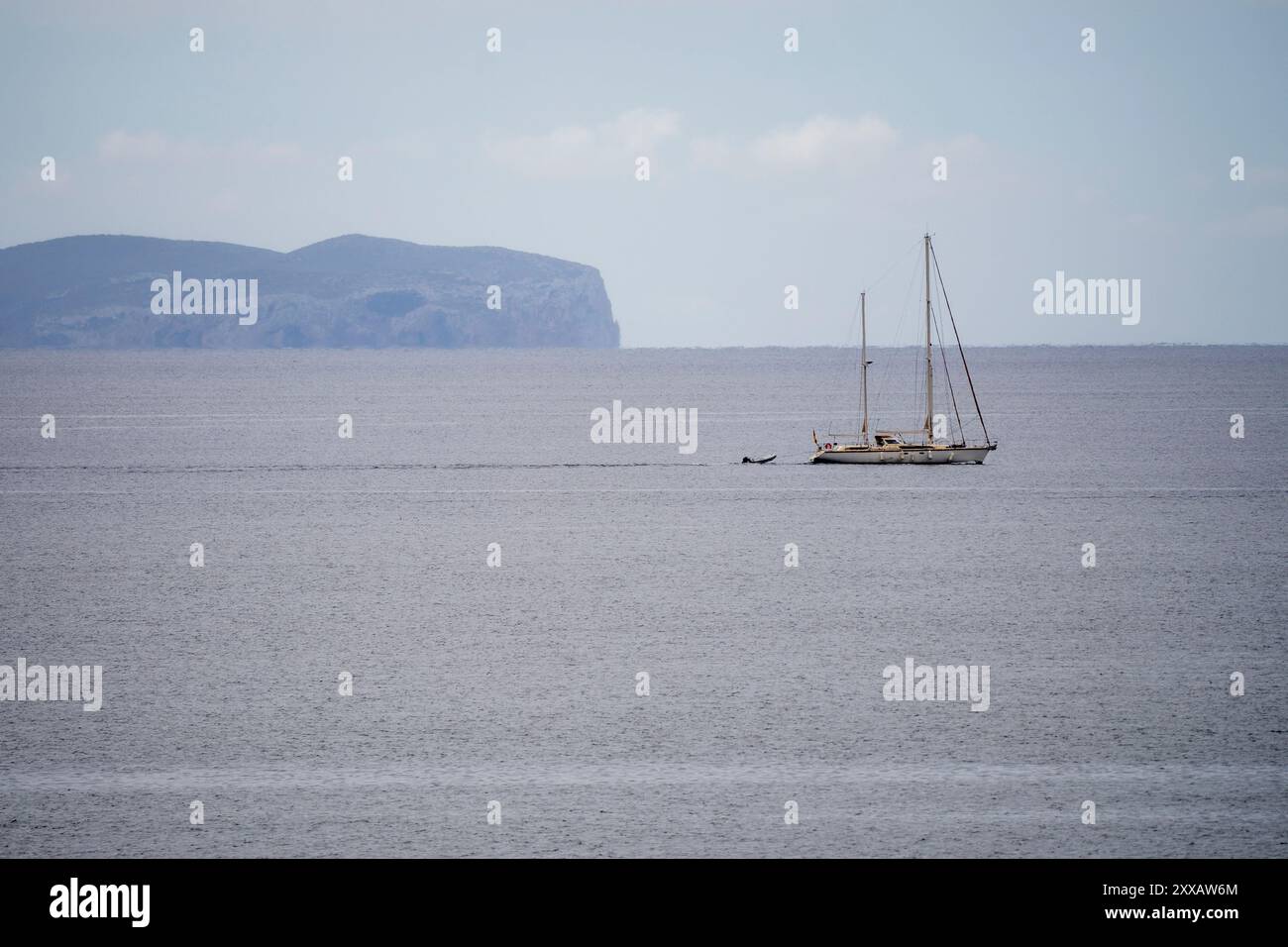 Voilier passant placidement devant l'île de Cabrera, Majorque, Îles Baléares, Espagne Banque D'Images