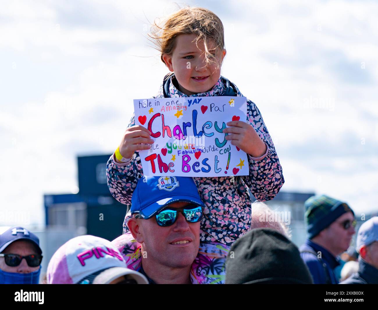 St Andrews, Écosse, Royaume-Uni. 23 août 2024. Deuxième manche de l’AIG Women’s Open à Old course St Andrews. Pic ; le fan de Charley Hull attend qu'elle signe un autographe. Iain Masterton/ Alamy Live News Banque D'Images