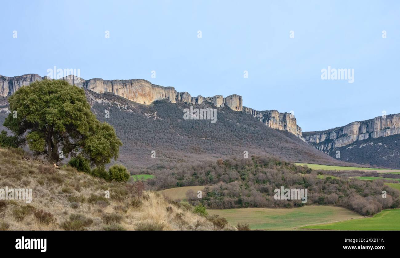 La chaîne de montagnes Lóquiz est un relief structurel fort avec le calcaire dominant qui donne naissance à des formes karstiques (dolines, gouffres et grottes) Banque D'Images