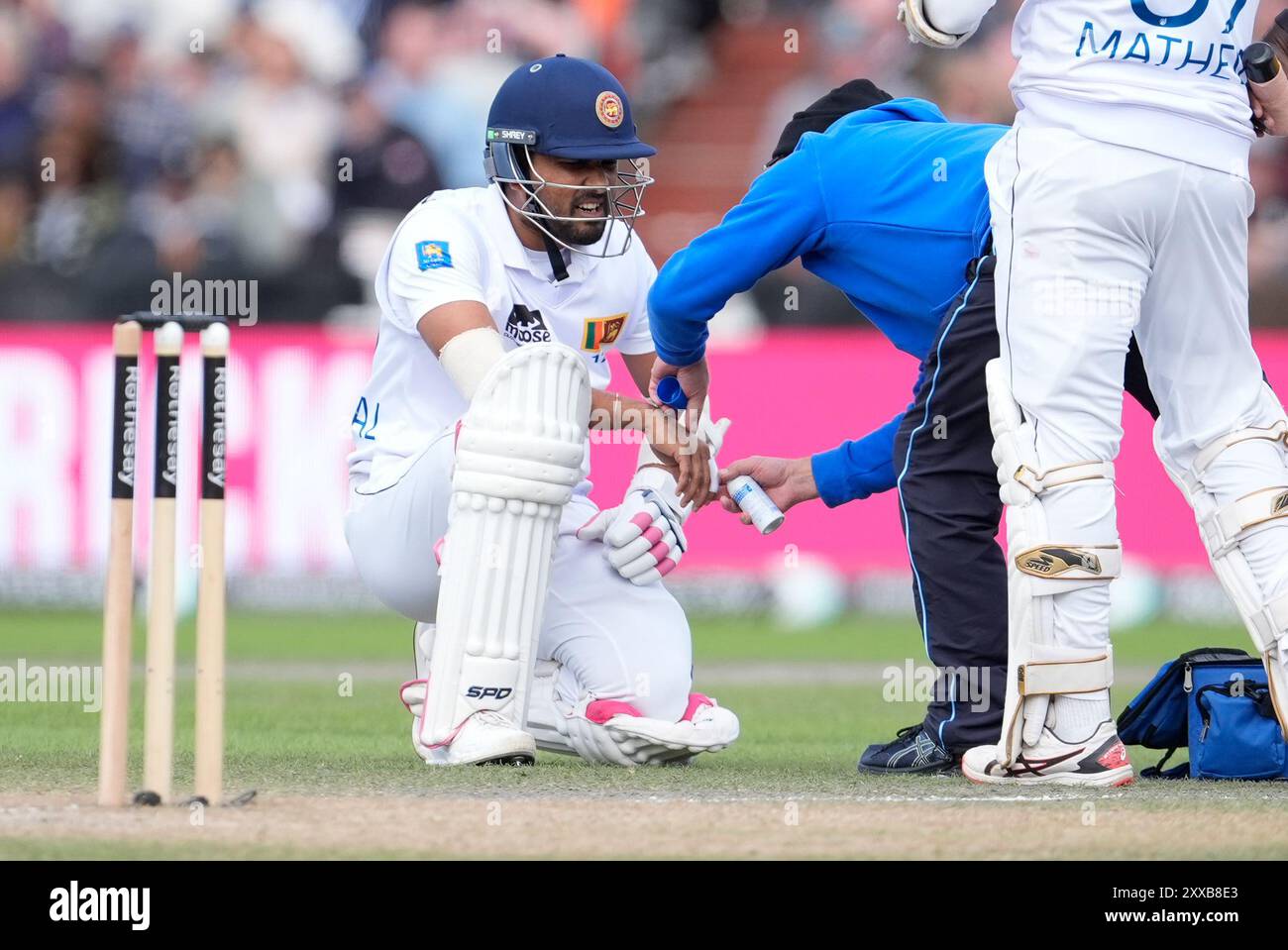 Emirates Old Trafford, Manchester, Royaume-Uni. 23 août 2024. 1er match de test de cricket de Rothesay, troisième jour, Angleterre contre Sri Lanka ; Dinesh Chandimal du Sri Lanka reçoit un traitement pour une blessure à son doigt le forçant à prendre sa retraite Hurt Credit : action plus Sports/Alamy Live News Banque D'Images