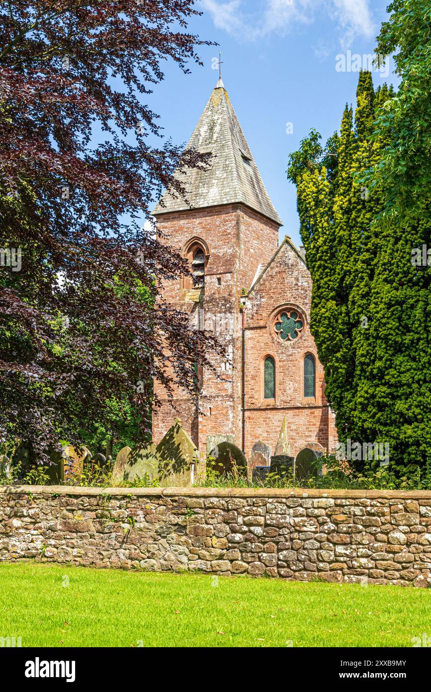 L'église victorienne de prépara Mary (ouverte en 1870) construite à partir du Old Red Sandstone local dans le village de Walton, Cumbria, Angleterre Banque D'Images
