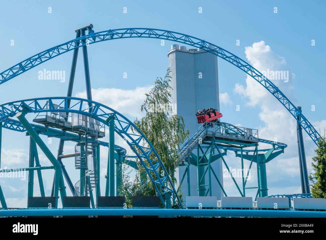 Helsinki, Finlande - 19 AOÛT 2024 : parc d'attractions Linnanmaki avec montagnes russes Tulireki en mouvement, ciel bleu sur fond, gens heureux Banque D'Images