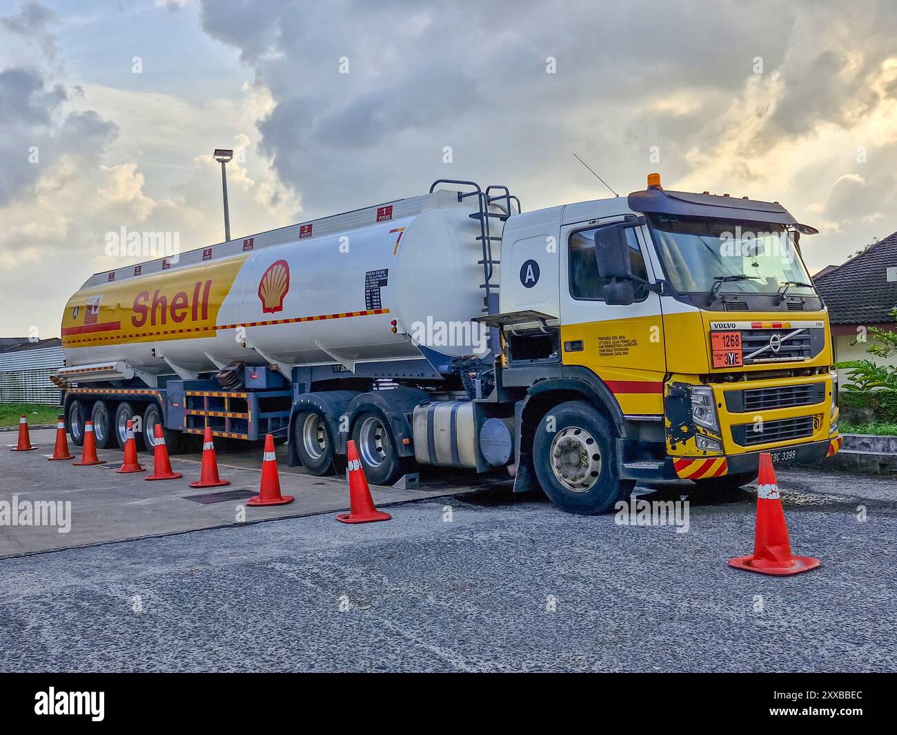 Un camion-citerne Shell de papeterie ravitaillant une station de pompage Shell à Kuantan, Pahang en Malaisie. Banque D'Images