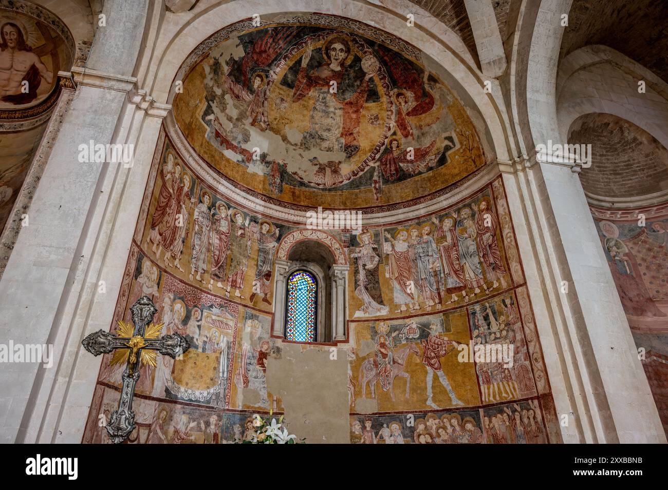 L'église de Santa Maria di Ronzano se dresse sur une colline dans la vallée de Mavone. Le bâtiment appartenait au complexe monastique abbatial de l'ord bénédictin Banque D'Images