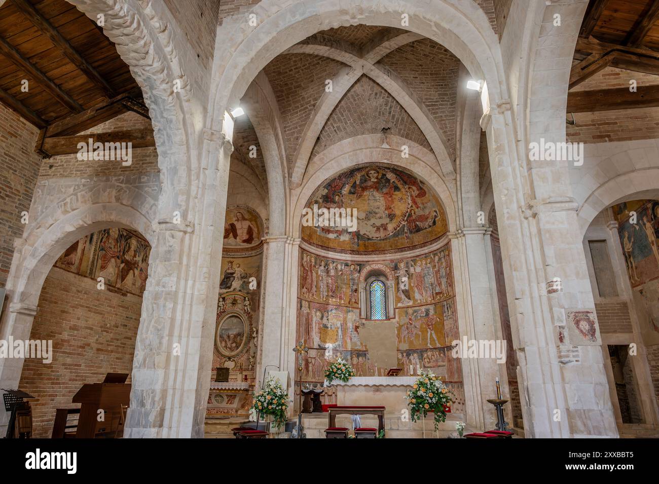 L'église de Santa Maria di Ronzano se dresse sur une colline dans la vallée de Mavone. Le bâtiment appartenait au complexe monastique abbatial de l'ord bénédictin Banque D'Images