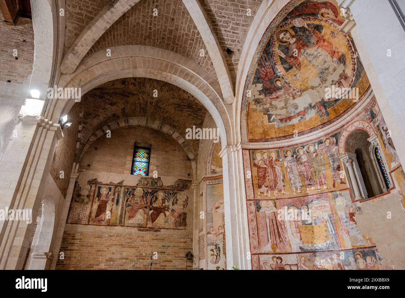 L'église de Santa Maria di Ronzano se dresse sur une colline dans la vallée de Mavone. Le bâtiment appartenait au complexe monastique abbatial de l'ord bénédictin Banque D'Images