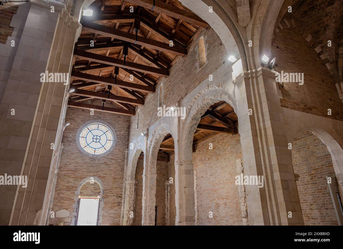 L'église de Santa Maria di Ronzano se dresse sur une colline dans la vallée de Mavone. Le bâtiment appartenait au complexe monastique abbatial de l'ord bénédictin Banque D'Images