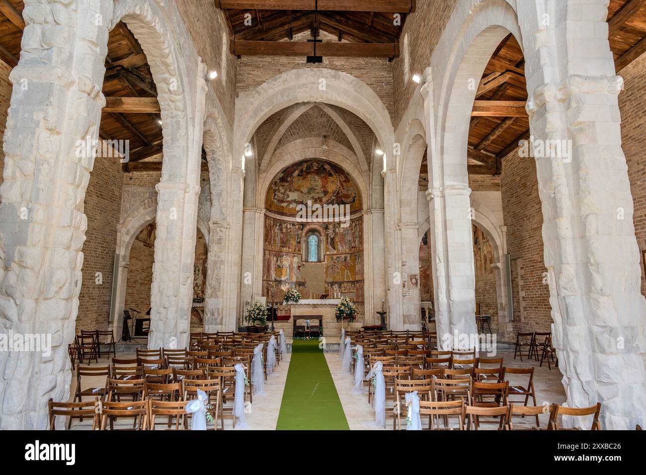 L'église de Santa Maria di Ronzano se dresse sur une colline dans la vallée de Mavone. Le bâtiment appartenait au complexe monastique abbatial de l'ord bénédictin Banque D'Images