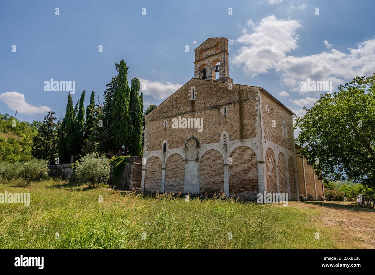 L'église de Santa Maria di Ronzano se dresse sur une colline dans la vallée de Mavone. Le bâtiment appartenait au complexe monastique abbatial de l'ord bénédictin Banque D'Images