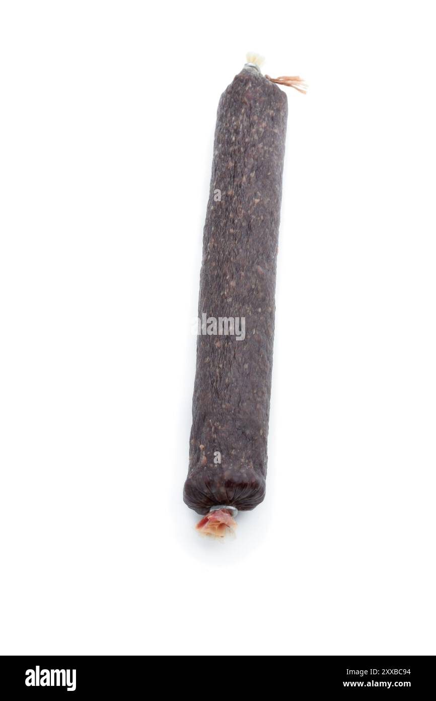 Saucisse fumée de bœuf isolée sur fond blanc Banque D'Images