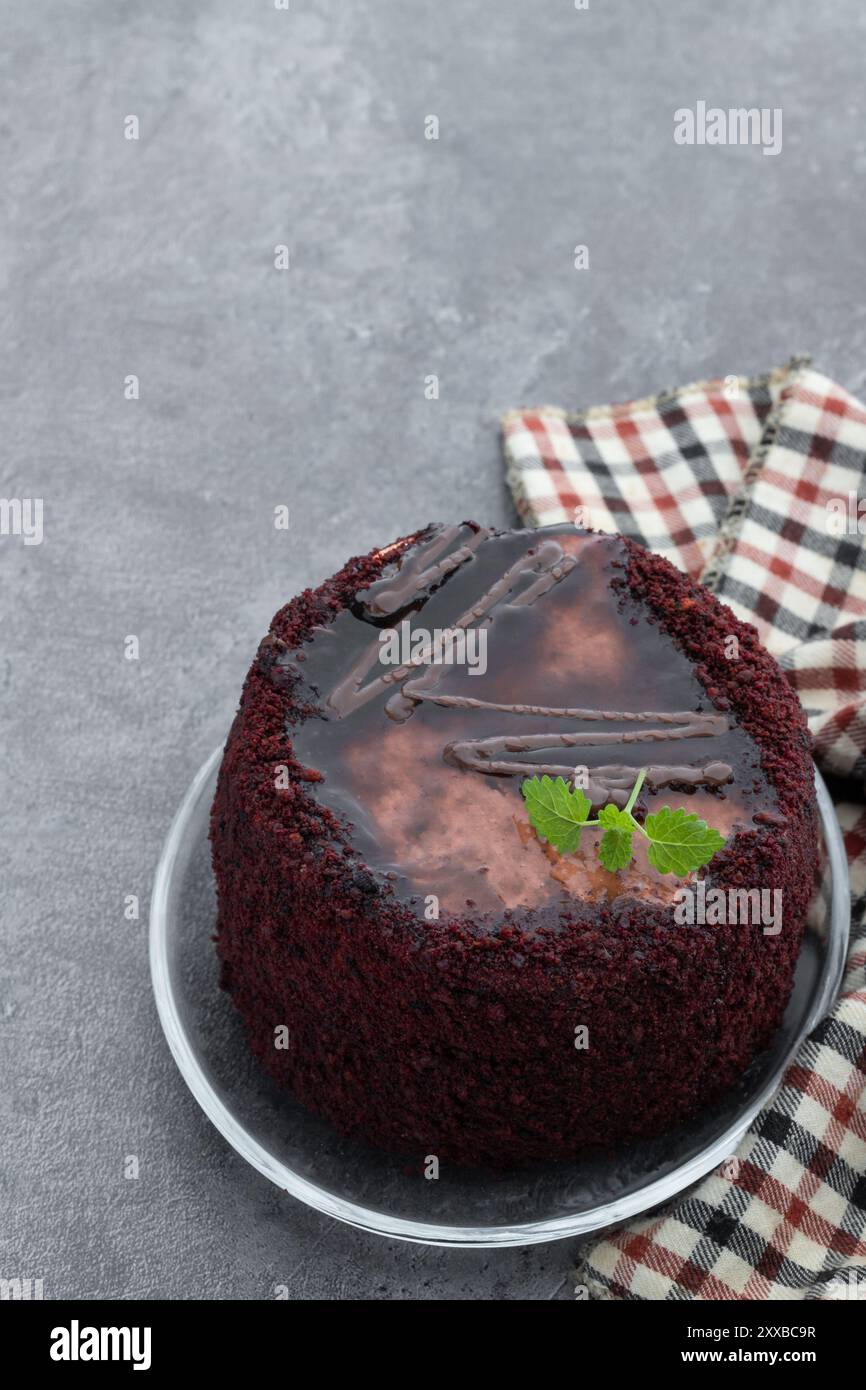 Mini gâteau au chocolat avec ganash au chocolat sur fond gris Banque D'Images