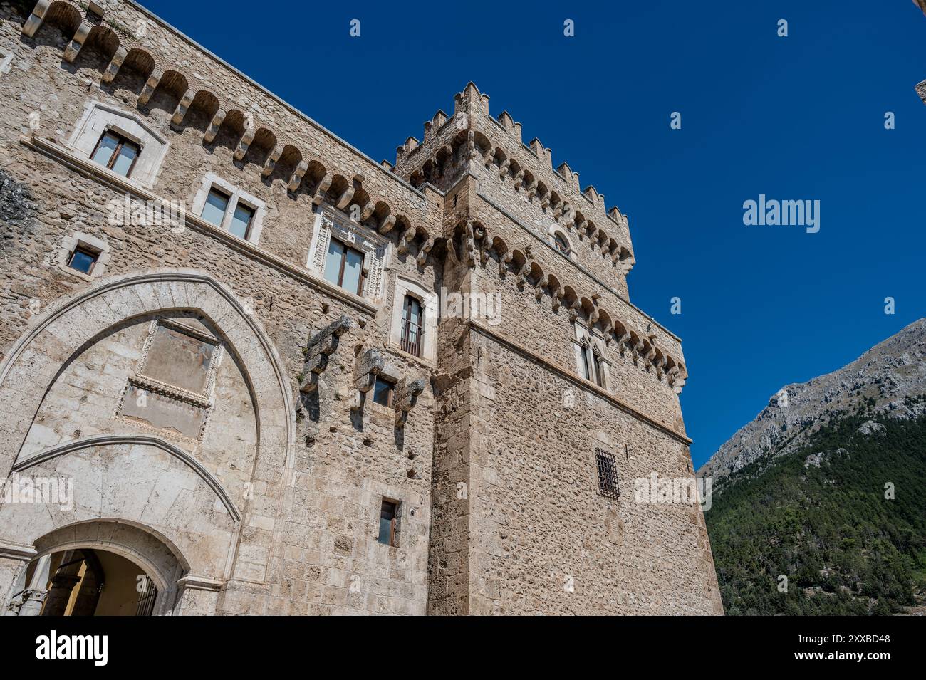 Le château Piccolomini de Celano surplombe la plaine de Fucino, autrefois occupée par le troisième plus grand lac d'Italie, majestueusement et imposant. Banque D'Images