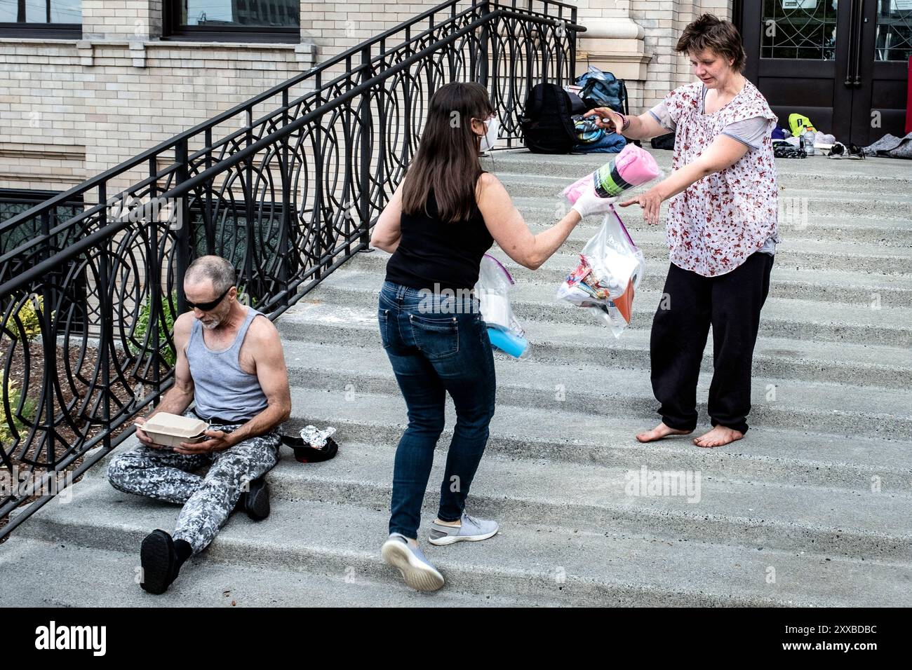 ARC0080....WASHINGTON - Penelope Protheroe d'Angel Resource Connection offre un sac de produits sanitaires, de la nourriture et une couverture à une femme sans abri Banque D'Images