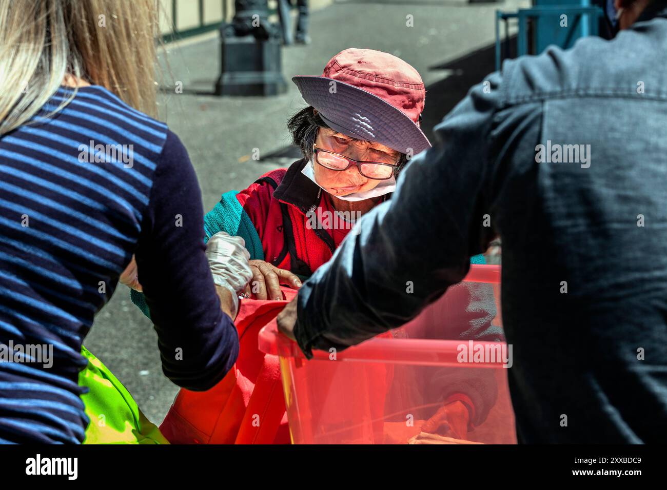 ARC-0126...... WASHINGTON - Une femme sans-abri de Seattle reçoit un sac à dos offert par Angel Resource Connection. Le sac à dos est rempli de personnel Banque D'Images