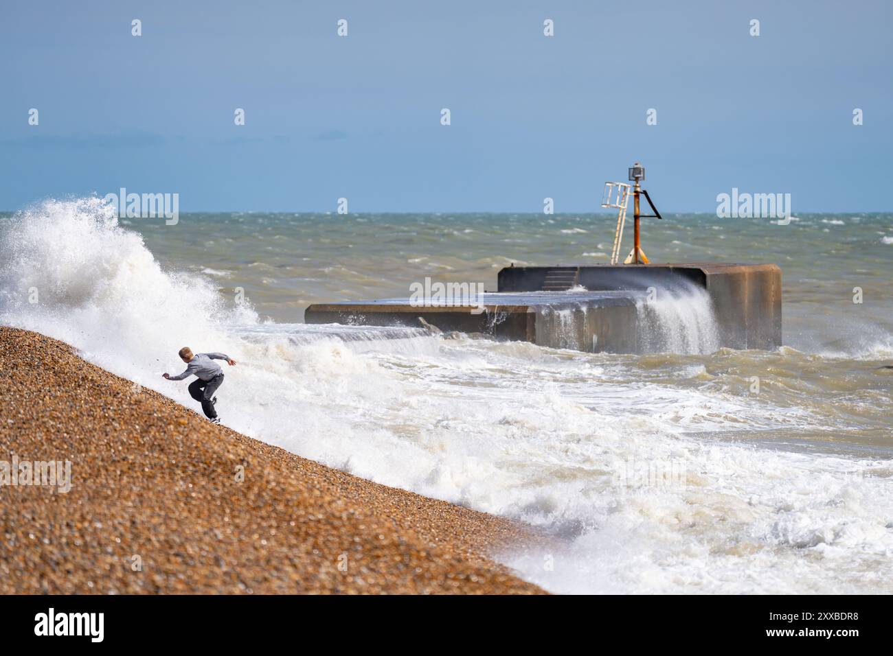 Young Boy risque de jouer sur la côte comme Storm Lilian Hits Hastings août 2024 Hasting, Royaume-Uni Banque D'Images