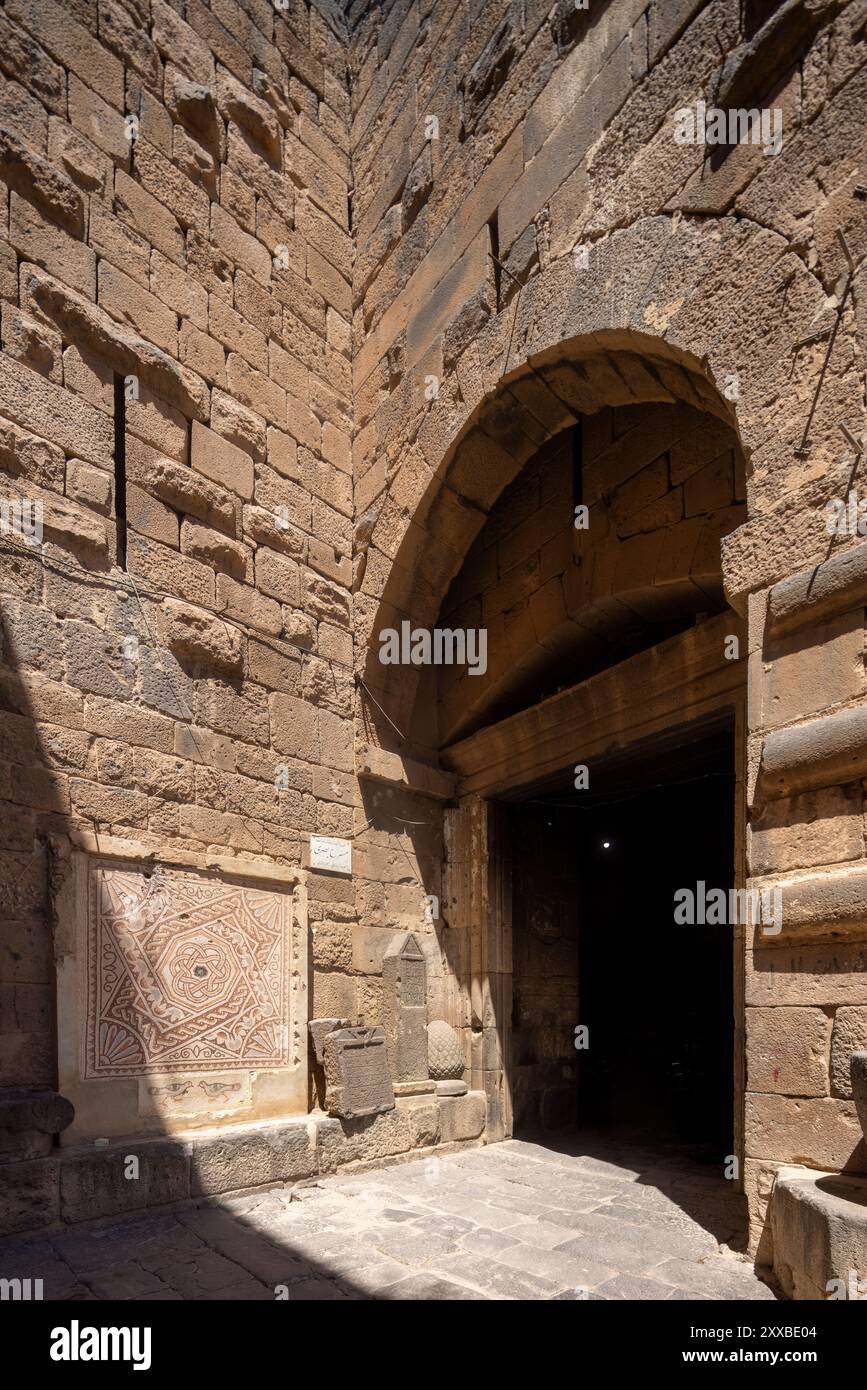 Entrée voûtée de la citadelle ayyoubide et du théâtre romain, Bosra, Syrie Banque D'Images