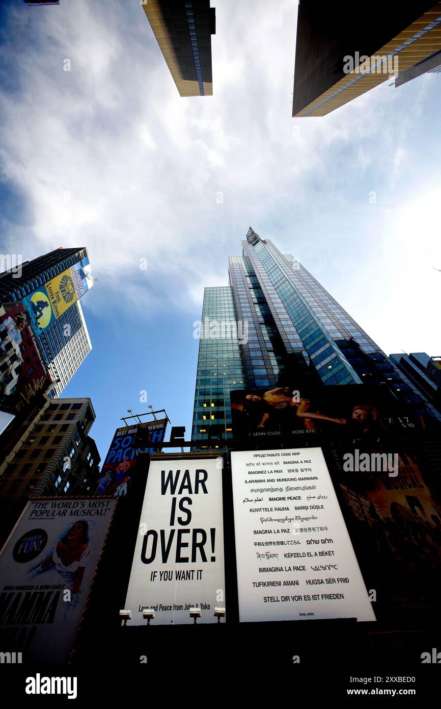 Harald Zwart, réalisateur derrière la Panther rose 2, a joué sur Times Square. Banque D'Images