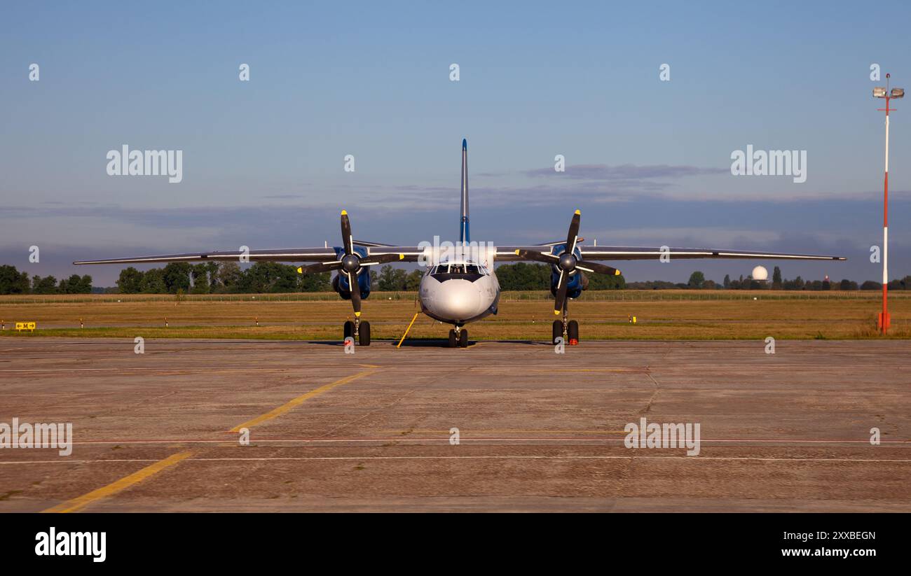 Avion ukrainien AN - 26 B. avion Antonov AN-26b avec hélice à l'aéroport. Ukraine, Kiev - 13 août 2020 Banque D'Images