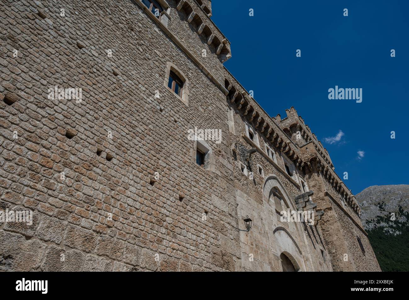 Le château Piccolomini de Celano surplombe la plaine de Fucino, autrefois occupée par le troisième plus grand lac d'Italie, majestueusement et imposant. Banque D'Images