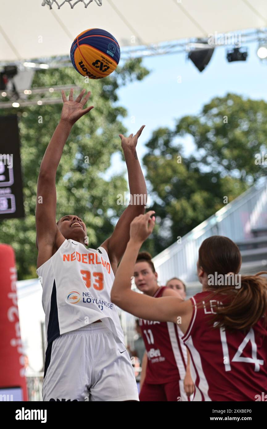 Vienne, Autriche. 23 août 2024. VIENNE, AUTRICHE - 23 AOÛT : Janis Boonstra des pays-Bas lance lors du match de poule féminin entre les pays-Bas et la Lettonie le jour 2 de la Coupe d'Europe FIBA 3x3 à Kaiserwiese le 23 août 2024 à Vienne, Autriche.240823 SEPA 38 001 - 20240823 PD7173 crédit : APA-PictureDesk/Alamy Live News Banque D'Images