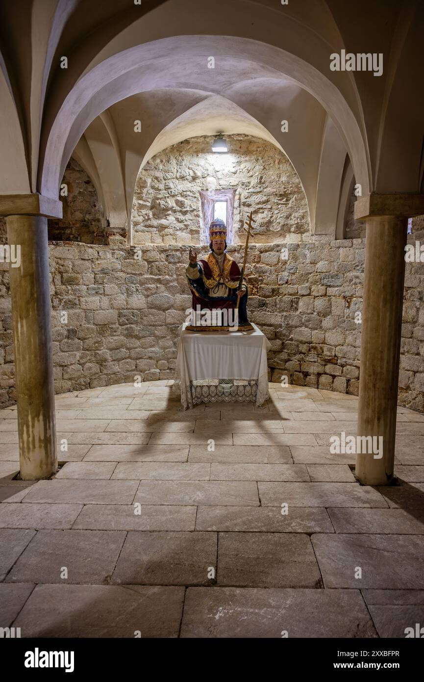 L'abbaye de San Clemente al Vomano est un lieu de culte catholique dans les Abruzzes qui se dresse au sommet d'une petite colline, non loin de Guardia Vomano di N. Banque D'Images