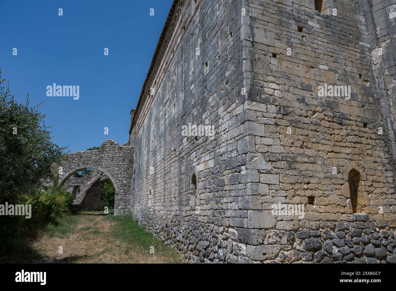 L'église de San Giovanni ad insulam, également connue sous le nom d'église de San Giovanni al Mavone, est isolée sur une petite colline qui flanque la rive de Mavone Banque D'Images