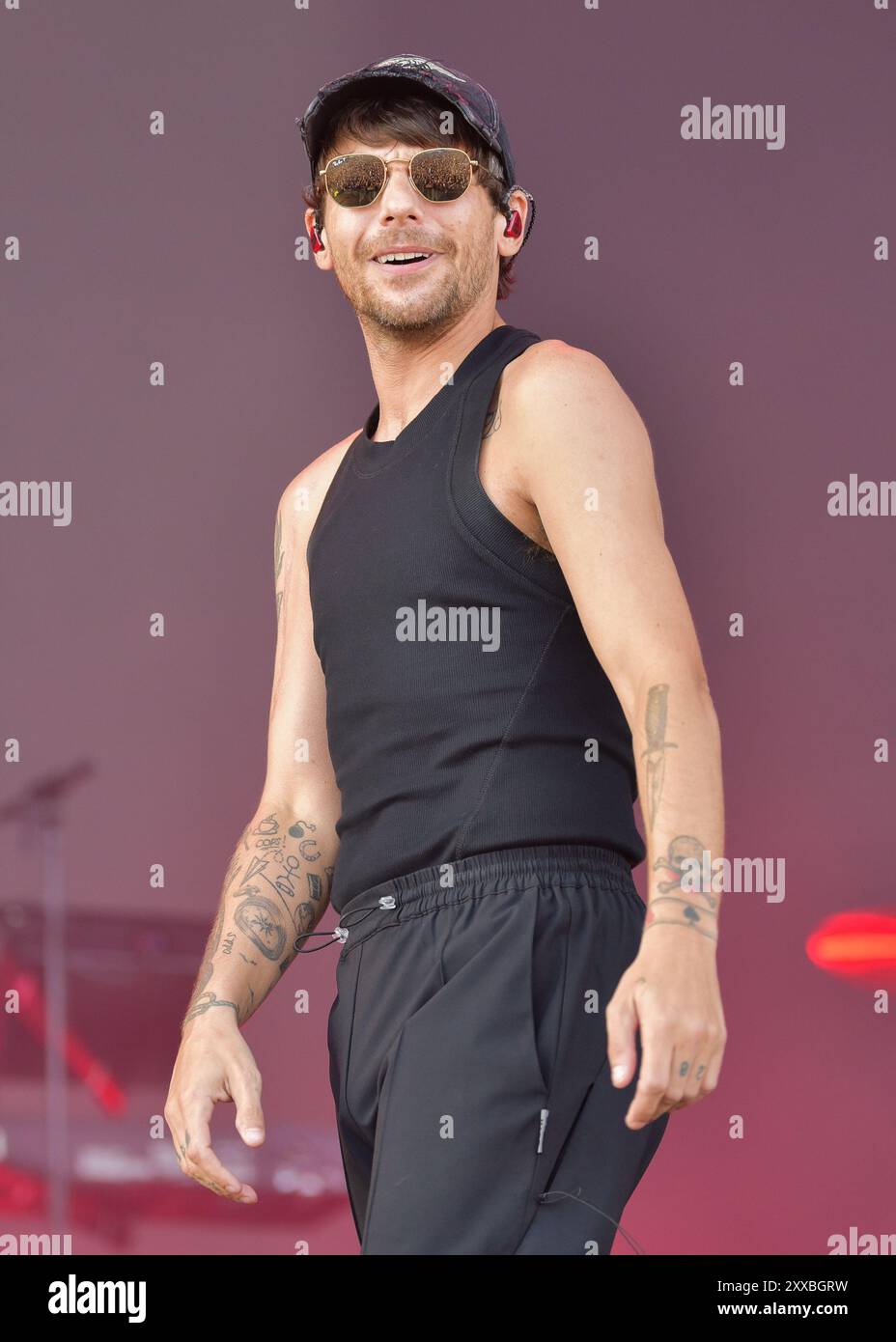 Louis Tomlinson, de One Direction, ravit son immense foule de fans, au Victorious Festival, Southsea. Vendredi 23 août Banque D'Images