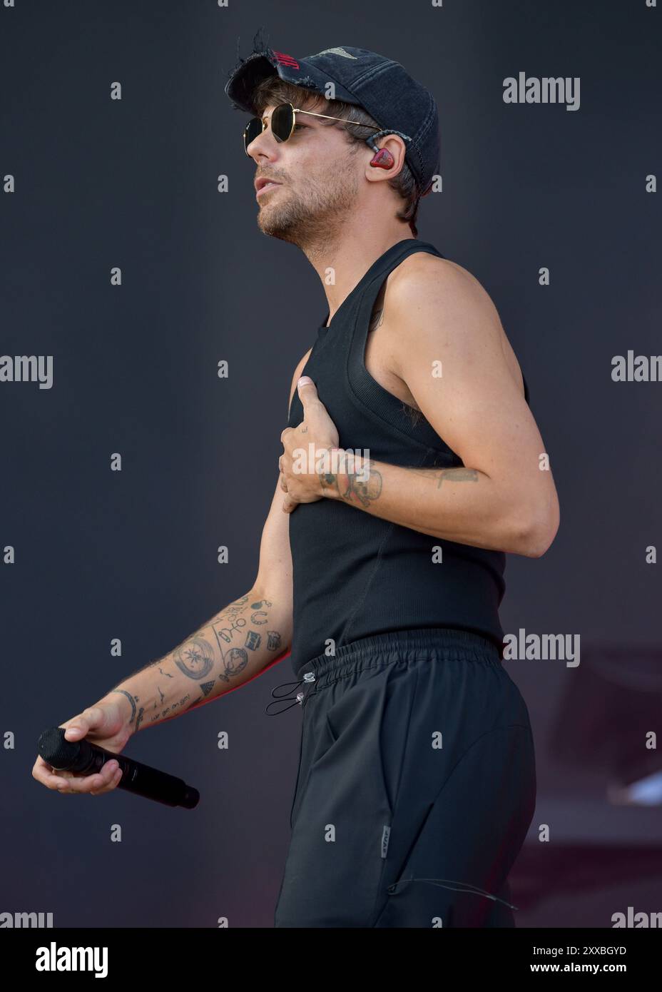 Louis Tomlinson, de One Direction, ravit son immense foule de fans, au Victorious Festival, Southsea. Vendredi 23 août Banque D'Images