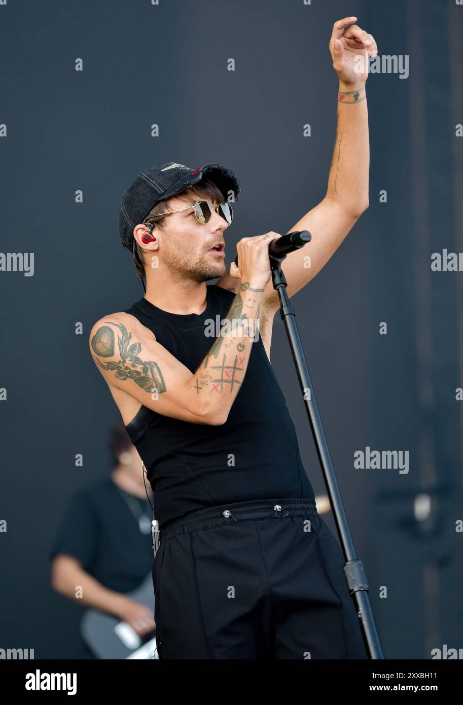 Louis Tomlinson, de One Direction, ravit son immense foule de fans, au Victorious Festival, Southsea. Vendredi 23 août Banque D'Images