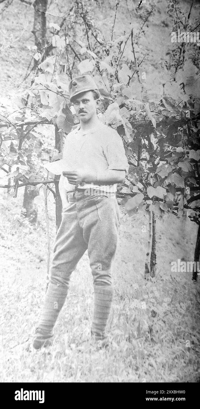 Italie - 1918 : Portrait d'un soldat austro-hongrois reposant sur le front italien pendant la première Guerre mondiale Banque D'Images