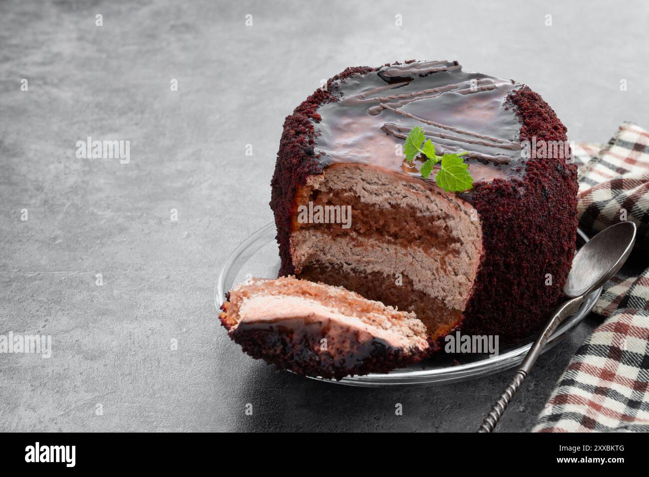 Mini gâteau au chocolat avec ganash au chocolat sur fond gris Banque D'Images