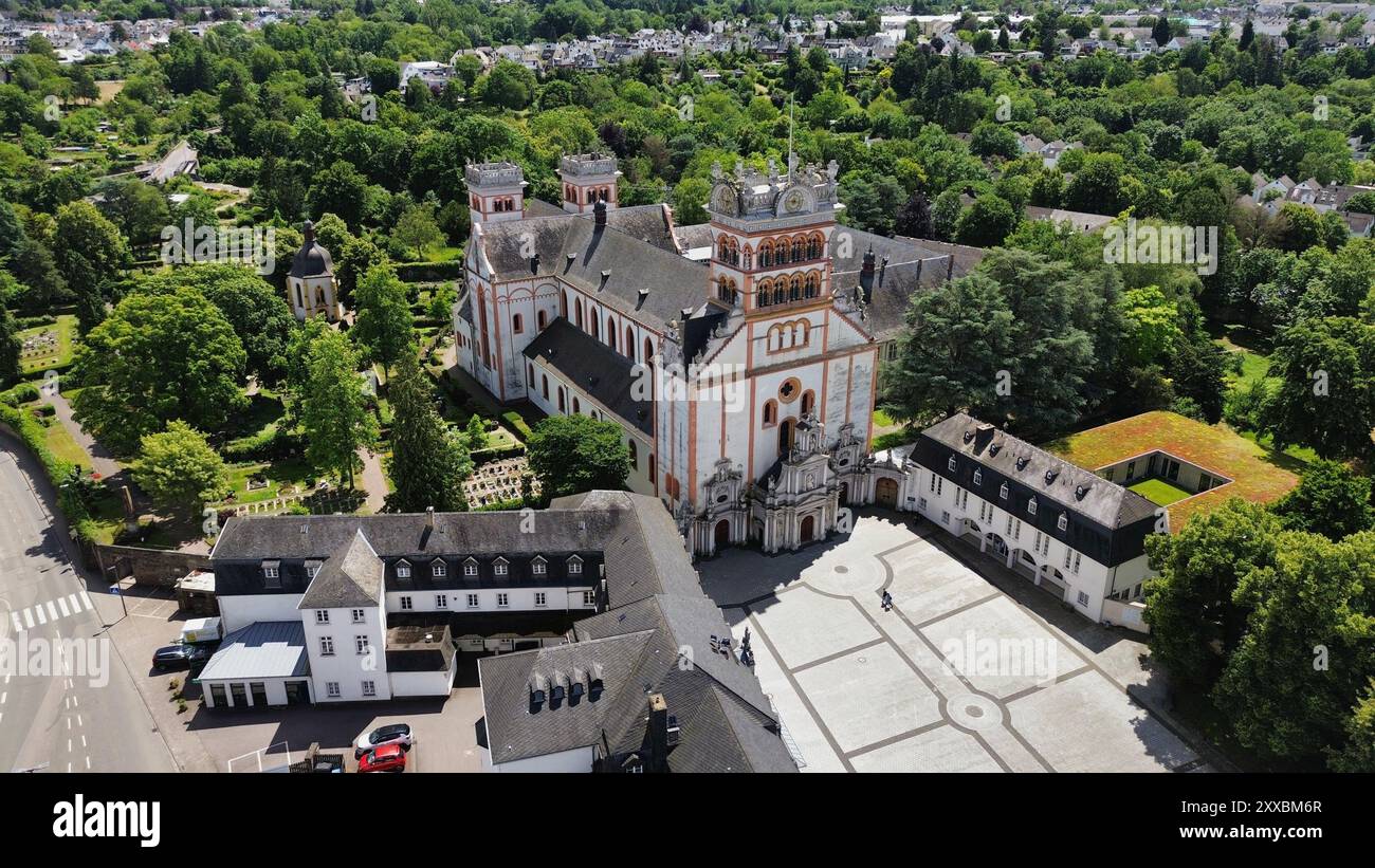Vidéo aérienne par drone de l'abbaye bénédictine Saint-Matthias de Trèves en Allemagne, église de pèlerinage historique romane du XIIe siècle Banque D'Images