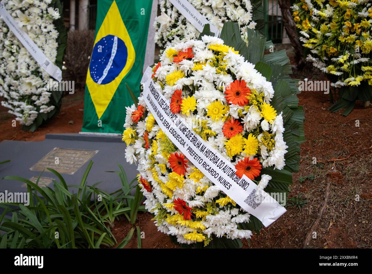 São PAULO, SP - 23.08.2024 : SEPULTAMENTO JOSÉ CARLOS PACE - les restes du pilote José Carlos Pace, décédé en 1977, ont été transférés sur le circuit Interlagos, qui porte officiellement son nom. La cérémonie d'enterrement a eu lieu vendredi après-midi (23) à São Paulo, SP, après que le fils du pilote, Rodrigo Pace, ait fait un tour sur la piste de course dans le Karmann-Ghia de son père. Portant la combinaison originale et le casque de Moco, surnom de Pace, Rodrigo a pris l'urne de José Carlos pour un dernier tour. (Photo : Rodilei Morais/Fotoarena) Banque D'Images