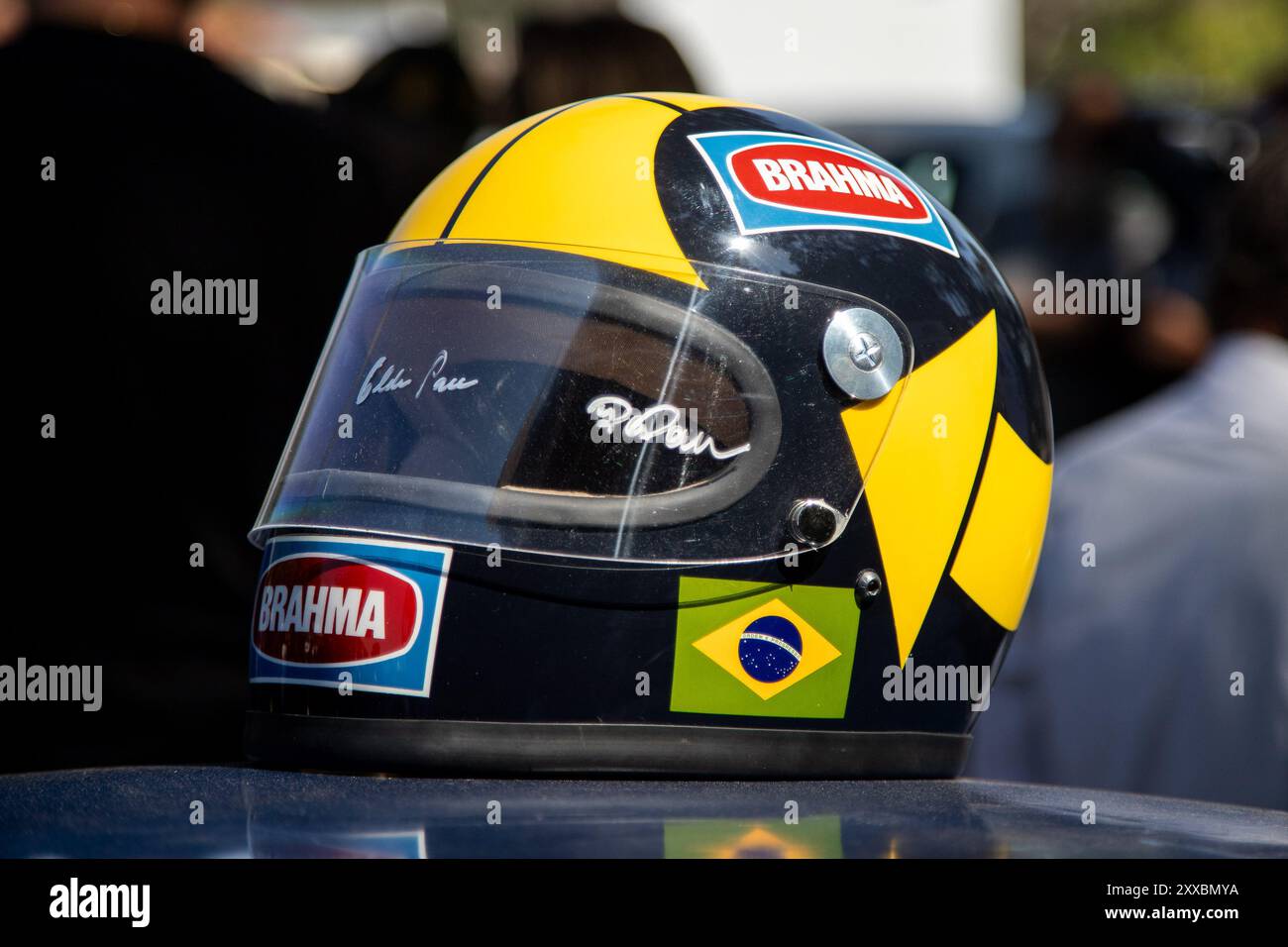 São PAULO, SP - 23.08.2024 : SEPULTAMENTO JOSÉ CARLOS PACE - les restes du pilote José Carlos Pace, décédé en 1977, ont été transférés sur le circuit Interlagos, qui porte officiellement son nom. La cérémonie d'enterrement a eu lieu vendredi après-midi (23) à São Paulo, SP, après que le fils du pilote, Rodrigo Pace, ait fait un tour sur la piste de course dans le Karmann-Ghia de son père. Portant la combinaison originale et le casque de Moco, surnom de Pace, Rodrigo a pris l'urne de José Carlos pour un dernier tour. (Photo : Rodilei Morais/Fotoarena) Banque D'Images