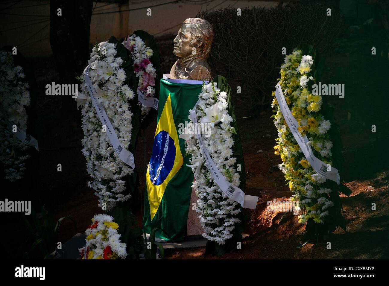 São PAULO, SP - 23.08.2024 : SEPULTAMENTO JOSÉ CARLOS PACE - les restes du pilote José Carlos Pace, décédé en 1977, ont été transférés sur le circuit Interlagos, qui porte officiellement son nom. La cérémonie d'enterrement a eu lieu vendredi après-midi (23) à São Paulo, SP, après que le fils du pilote, Rodrigo Pace, ait fait un tour sur la piste de course dans le Karmann-Ghia de son père. Portant la combinaison originale et le casque de Moco, surnom de Pace, Rodrigo a pris l'urne de José Carlos pour un dernier tour. (Photo : Rodilei Morais/Fotoarena) Banque D'Images