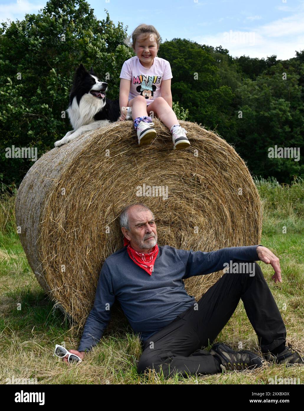 Amusement en famille sur la ferme grand-parent et petit-enfant avec le chien Border Collie sur la balle de foin Shropshire, Angleterre, Grande-Bretagne, Royaume-Uni Banque D'Images Amusement en famille sur la ferme grand-parent et petit-enfant avec le chien Border Collie sur la balle de foin Shropshire, Angleterre, Grande-Bretagne, Royaume-Uni Banque D'Images