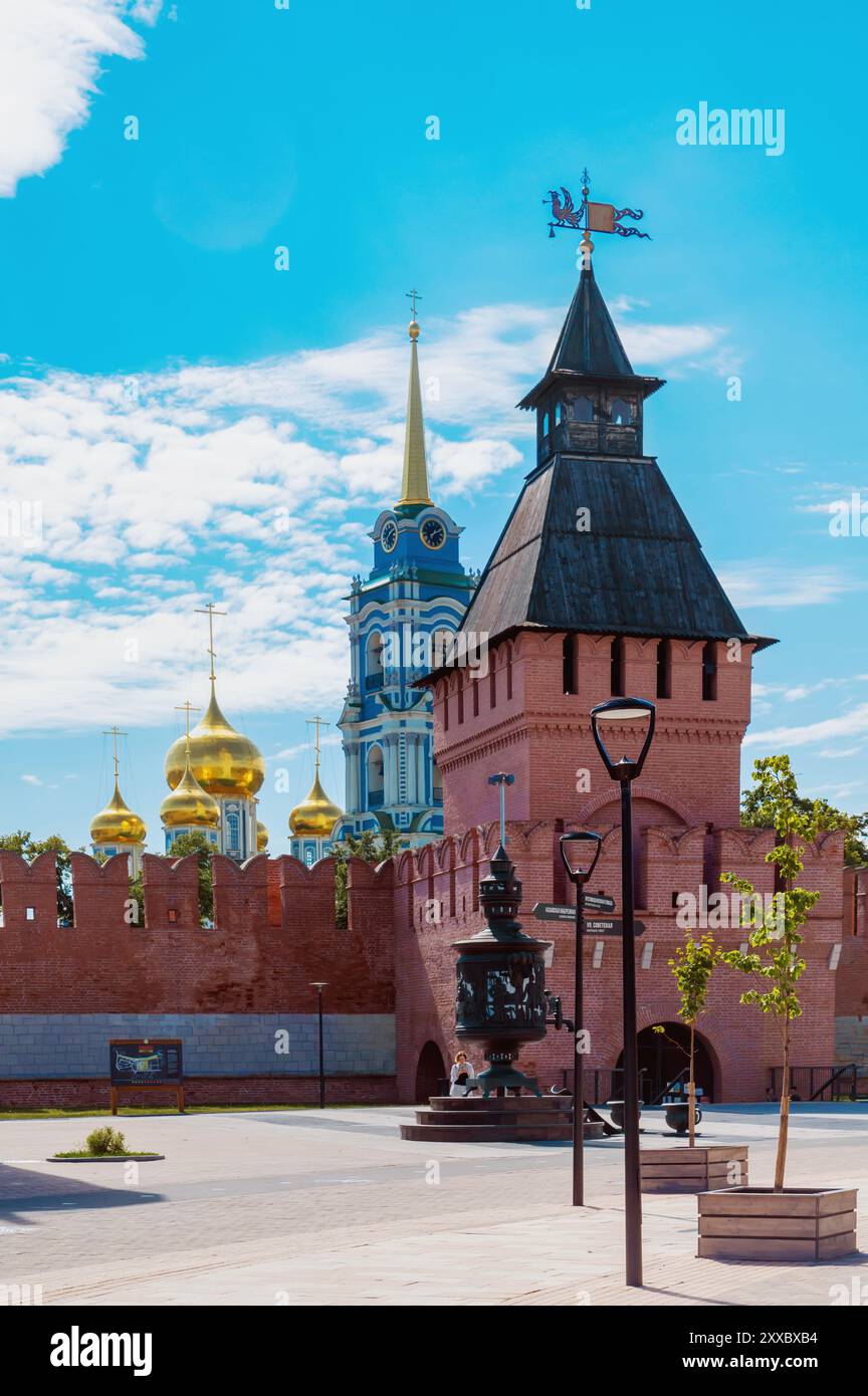 Tula, Russie - 25 juillet 2024 : Monument au samovar à Tula. Tula est connue pour ses nombreuses usines produisant des samovars depuis le XVIIIe siècle. Banque D'Images