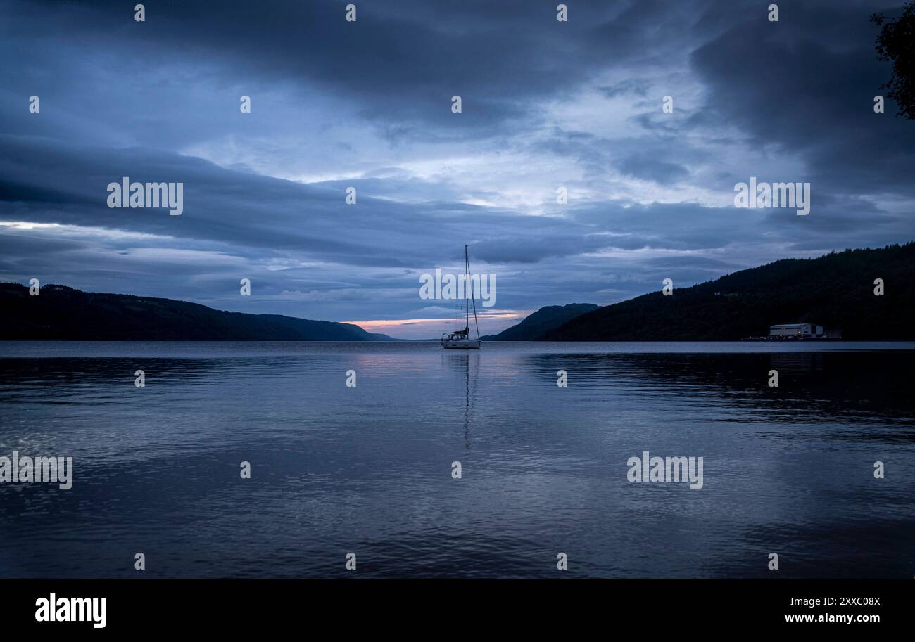 Loch Ness : Mythos vom Monster. - Ein Segelboot ankert abends am Ufer des schmalen, aber 36 km langen Loch Ness in den schottischen Highlands. Der mythe Banque D'Images